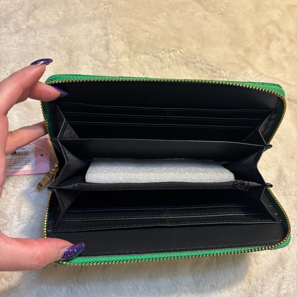 NWT Wallet Emerald Green Quilted Embroidered pattern Gold-Tone Zipper - Picture 9 of 14